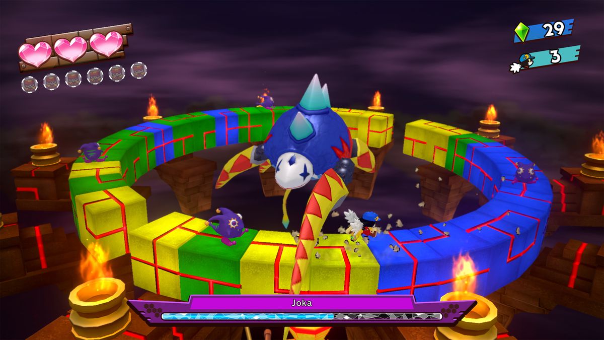 Klonoa runs around a ring-shaped level, trying to avoid a boss’ swipe attack, in a screenshot from Klonoa Phantasy Reveries Series