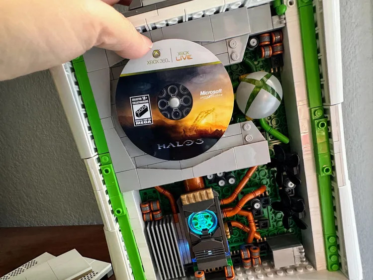 A photo of the internals of the replica Xbox 360