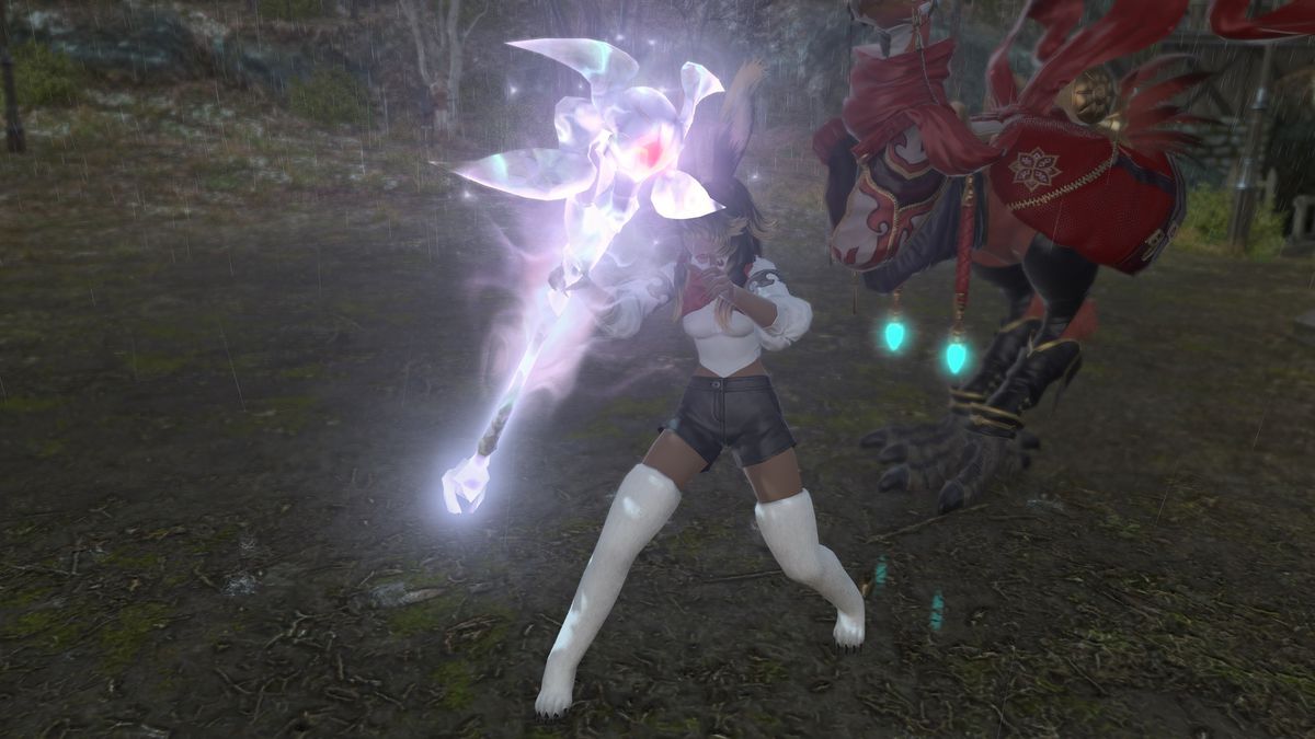 A FFXIV Viera holds up a glowing silverish purple staff