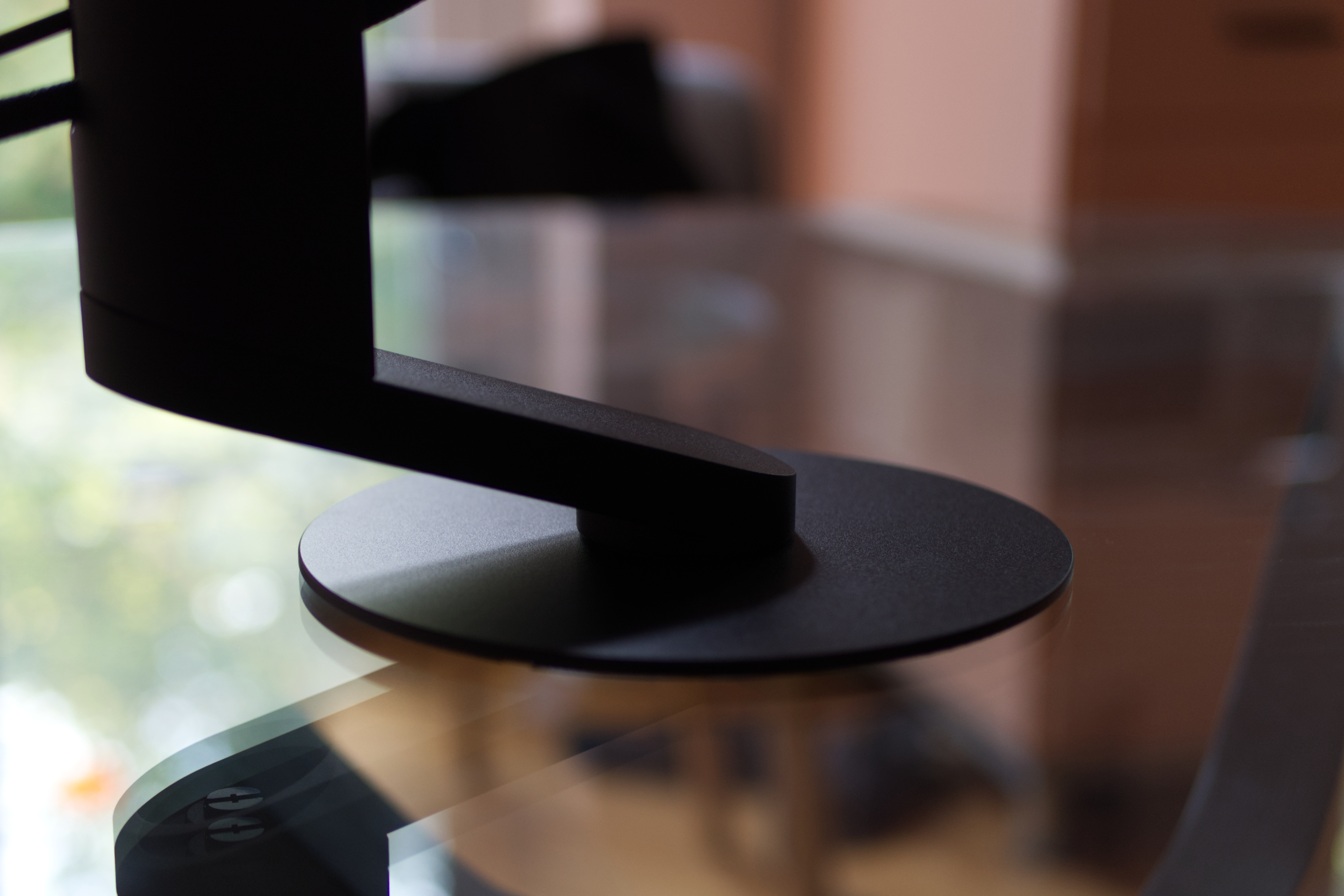 This image shows the elegant stand that the InZone M10S rests on. Compared to most monitors, this one is small circular stand that can hold up the OLED’s weight without issue.