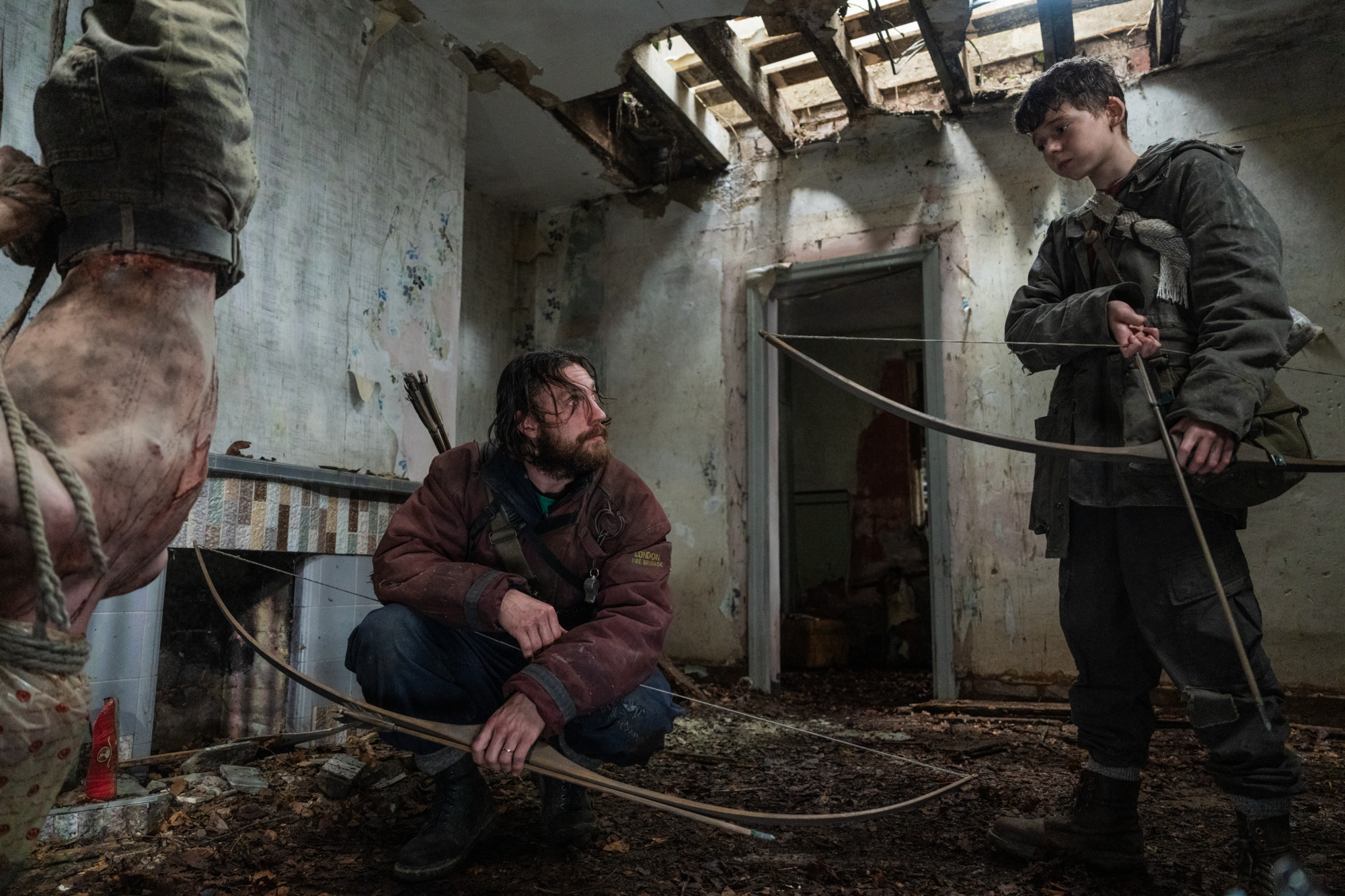 Jamie and Spike examine a dead body that has just turned infected in 28 Years Later